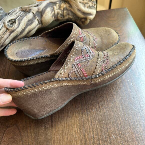 Clarks Artisan size 8 Distressed Leather Wedge Mule Clog Brown - Picture 5 of 11